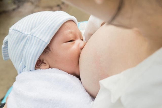 Mẹ bị viêm tuyến vú có cho con bú được không?